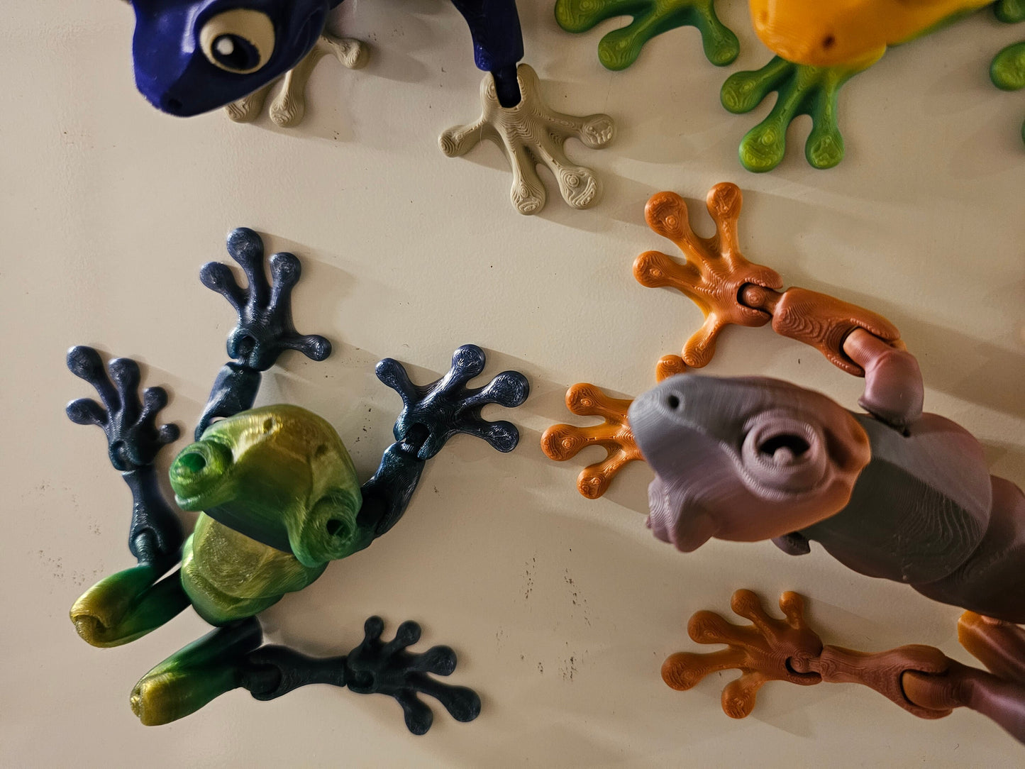 Magnetic articulated tree frog