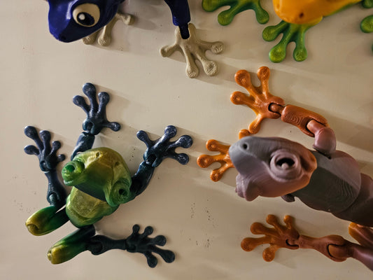 Magnetic articulated tree frog