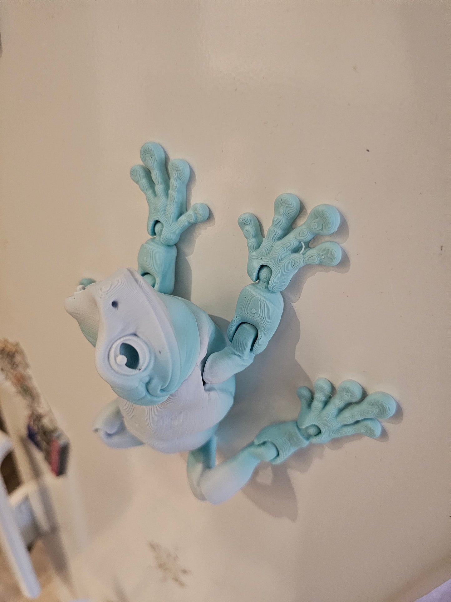 Magnetic articulated white's tree frog