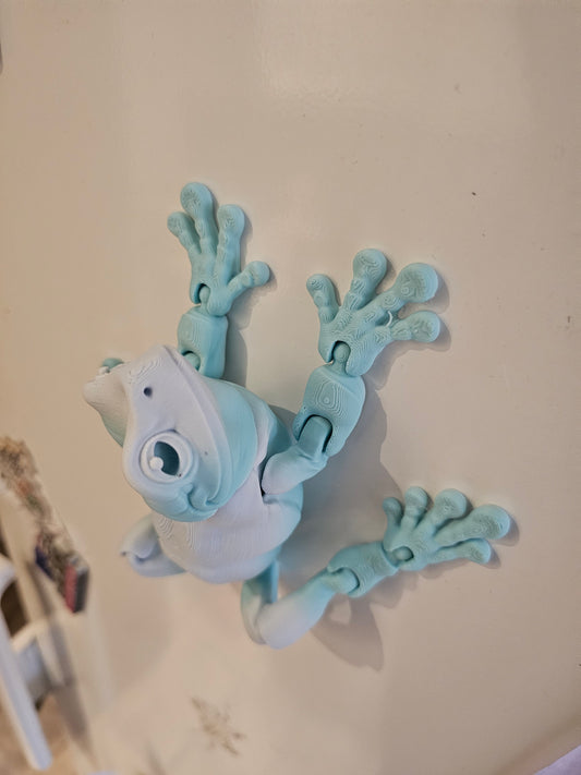 Magnetic articulated white's tree frog