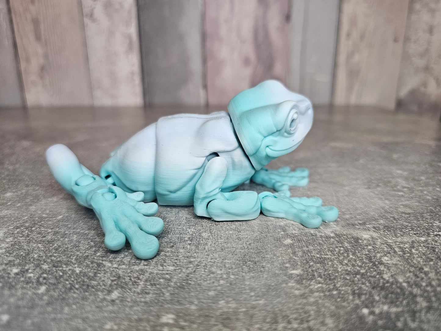 Magnetic articulated white's tree frog