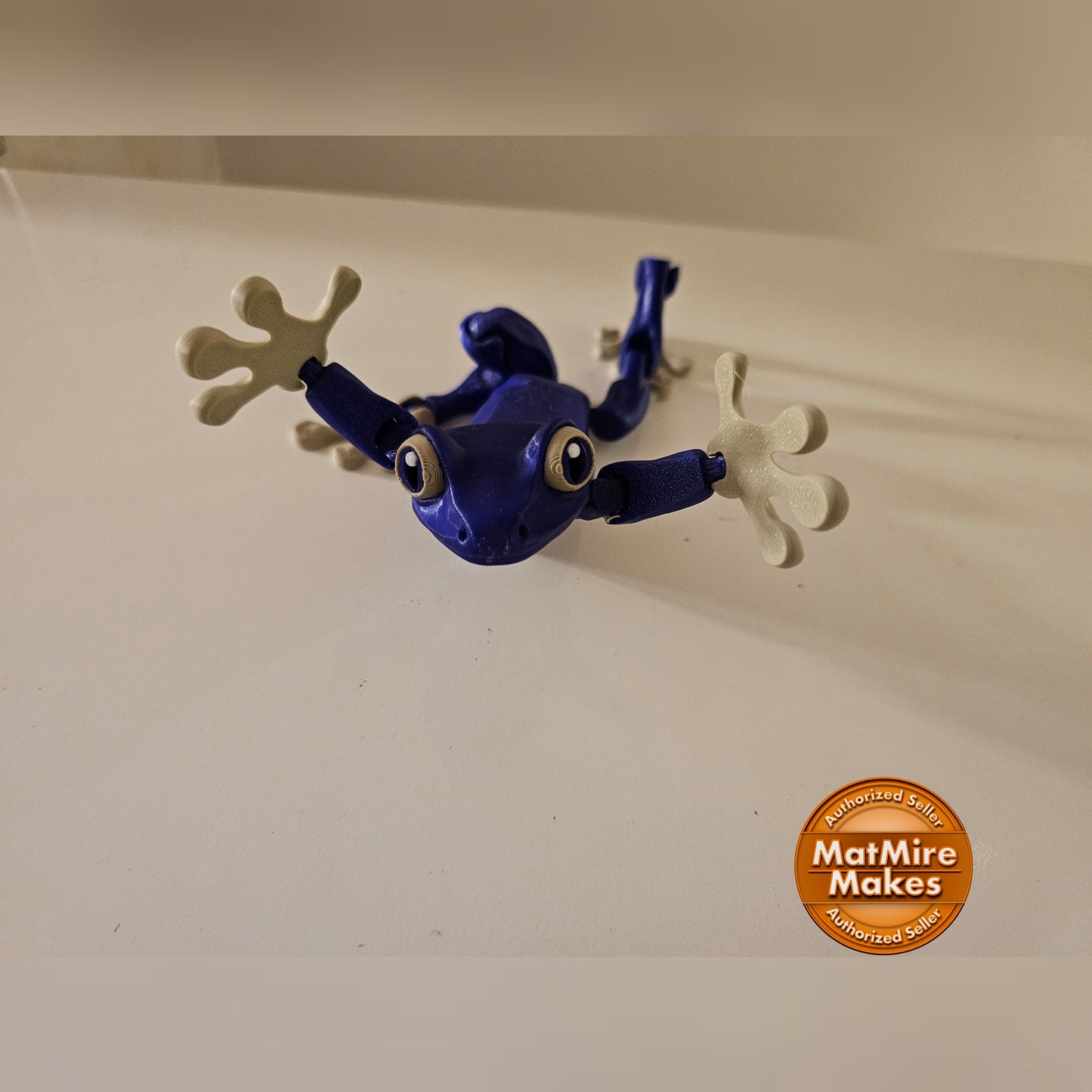 Magnetic articulated tree frog